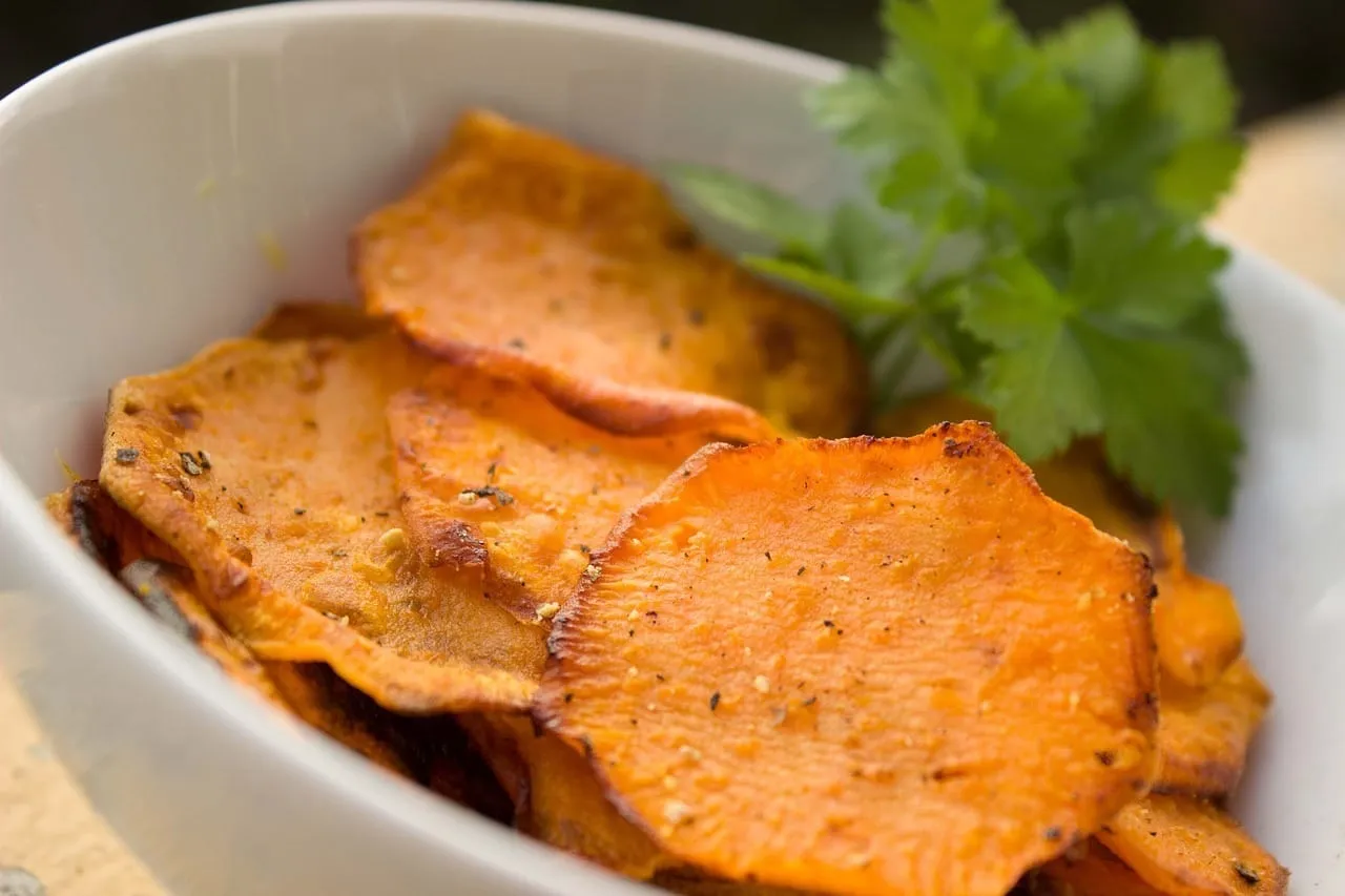 Chips de batata-doce em uma tigela branca