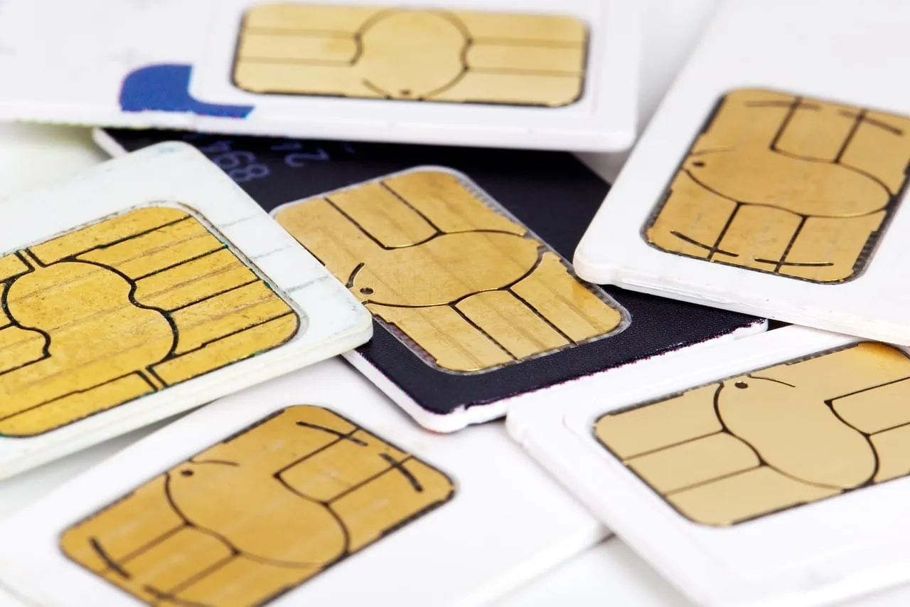 Vários chips de celular (cartões SIM) sobre uma mesa branca