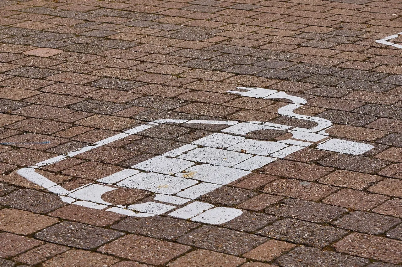 Símbolo de vaga para carro elétrico pintado no chão de um estacionamento