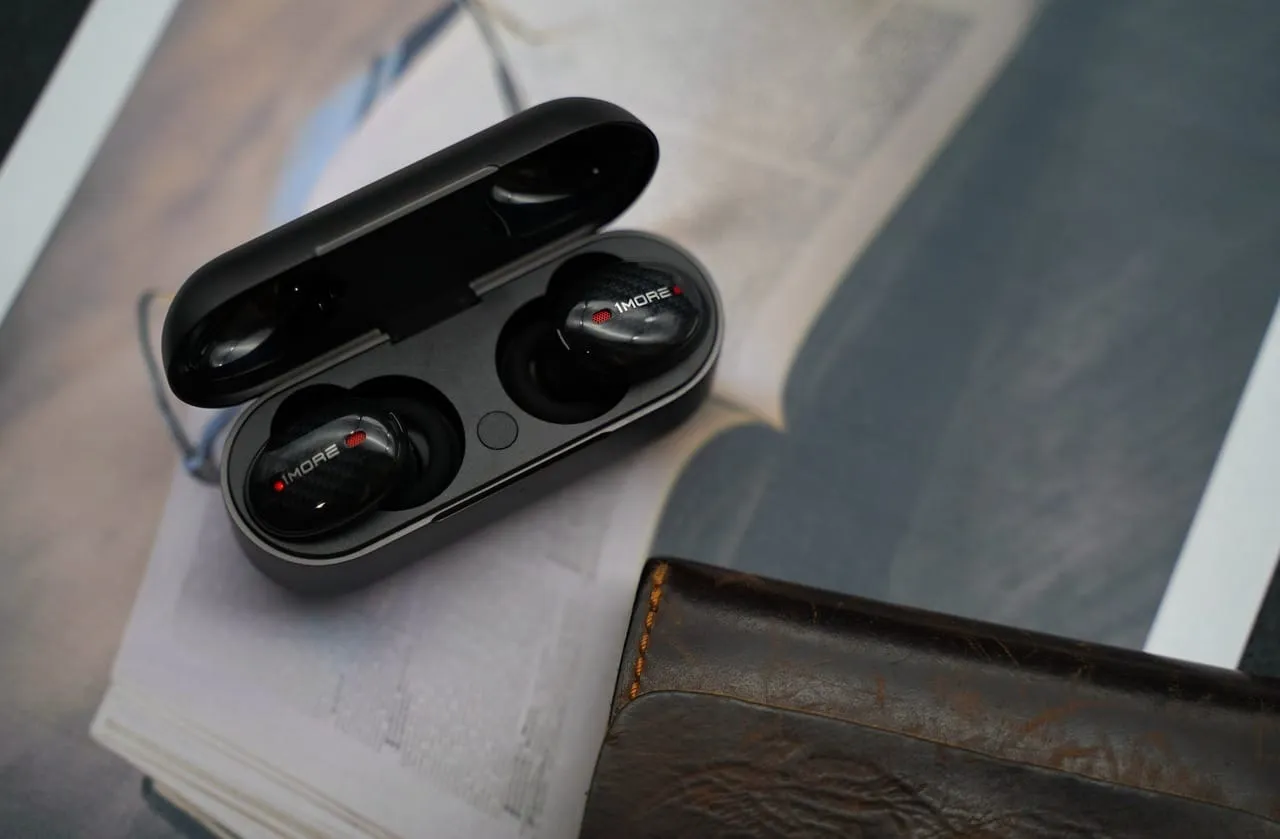 Estojo de carregamento aberto com fones de ouvido Bluetooth