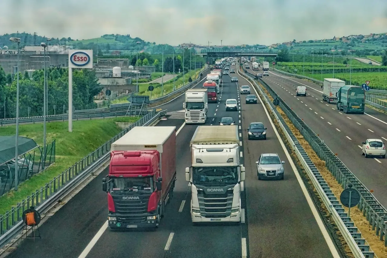 Caminhões e carros em uma rodovia de várias pistas
