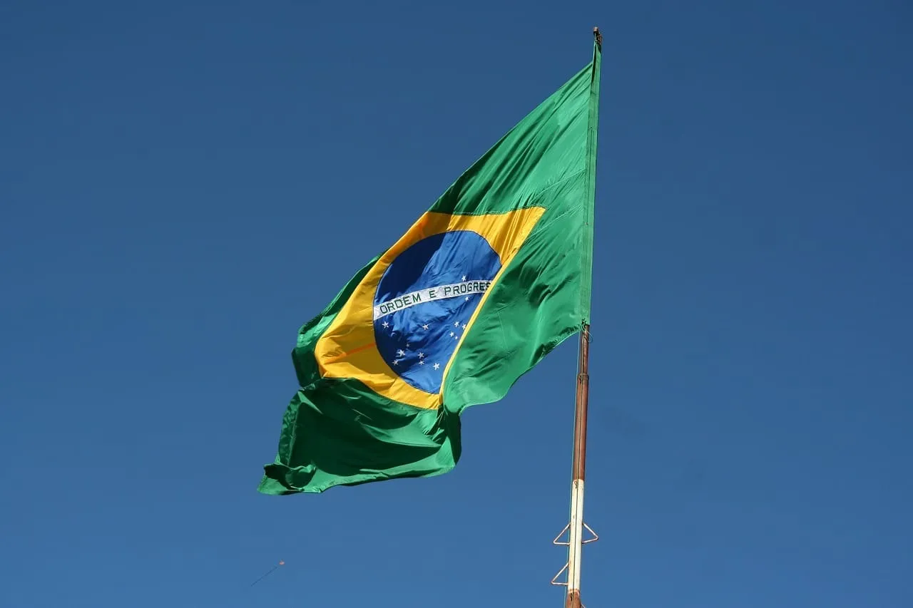 Bandeira do Brasil tremulando contra o céu azul