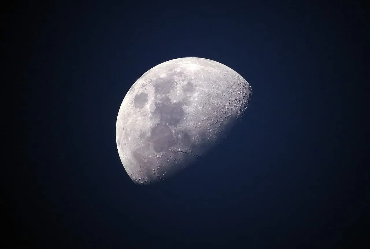 Meia-lua no céu escuro
