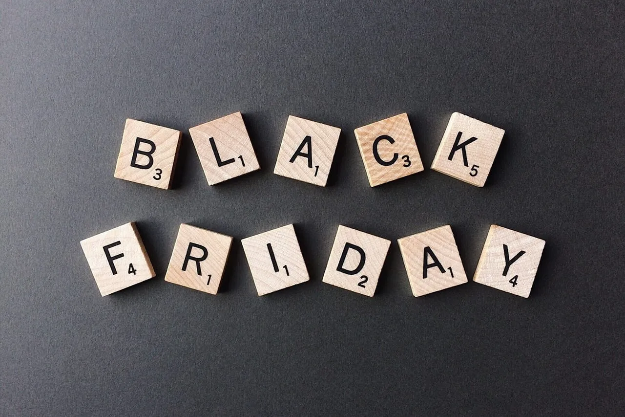 Letras de madeira formando as palavras Black Friday