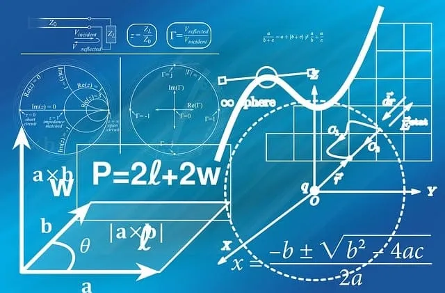 Fórmulas e gráficos de matemática desenhados em um quadro azul